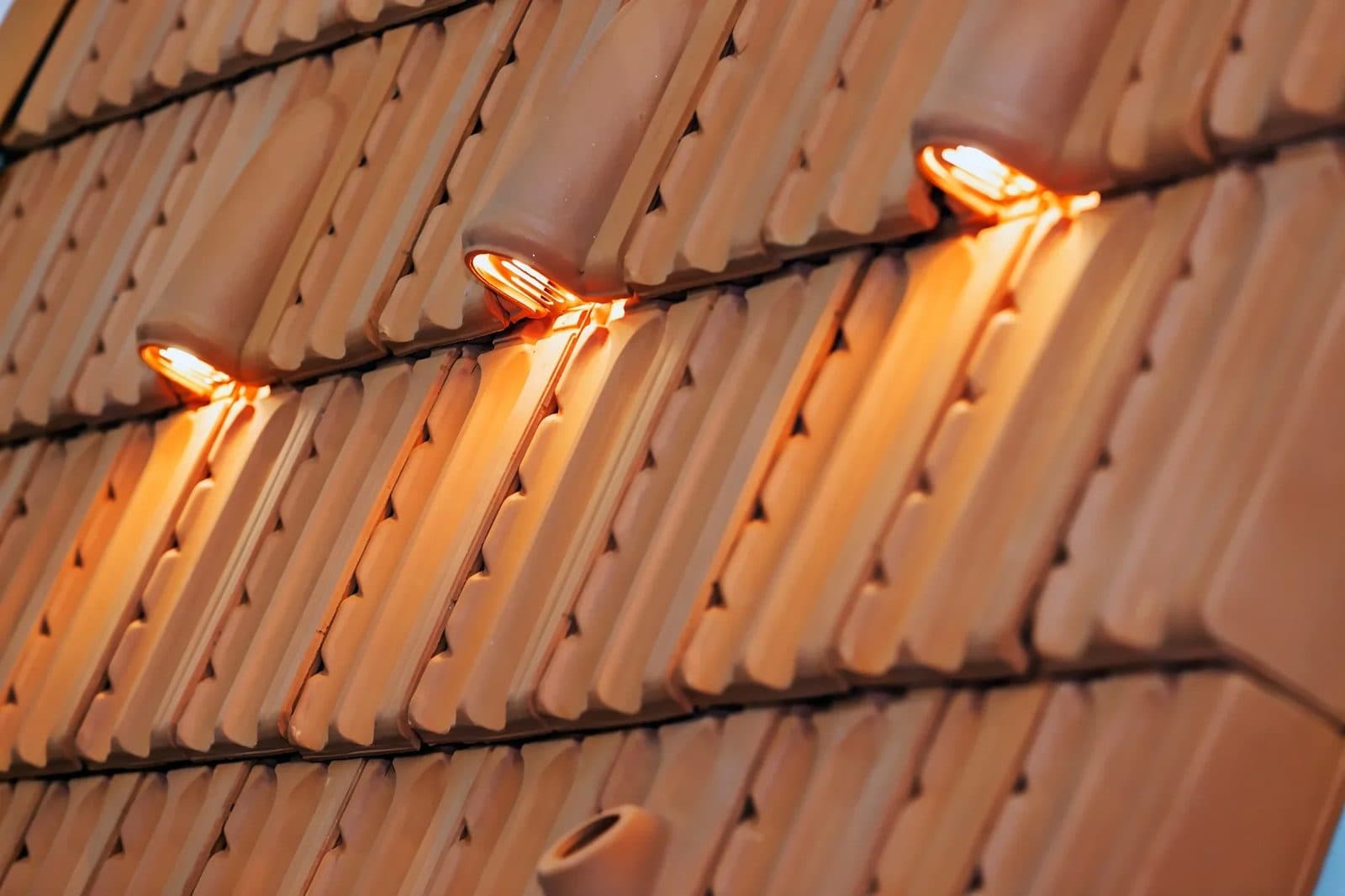 Détail de couverture en tuiles posée par CEG TOITURE, couvreur à Nice