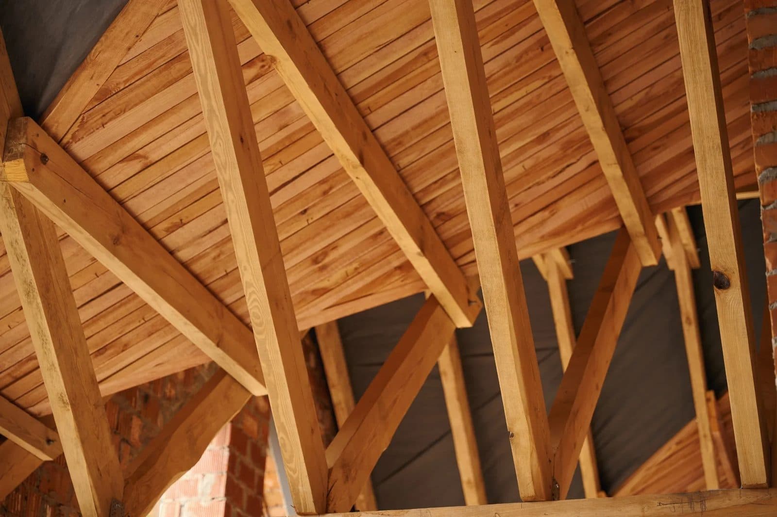 Charpente bois de combles en rénovation par CEG TOITURE