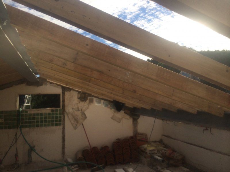 Charpente traditionnelle en bois en cours de réalisation par CEG TOITURE (photo 1)