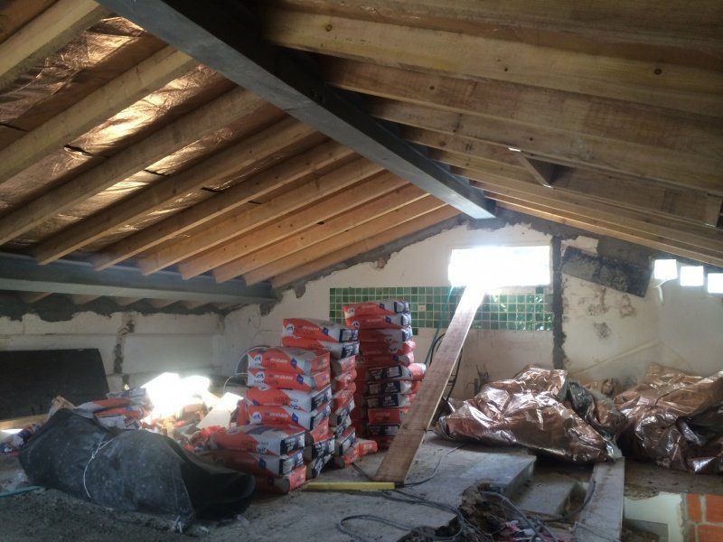 Charpente traditionnelle en bois en cours de réalisation par CEG TOITURE (photo 2)