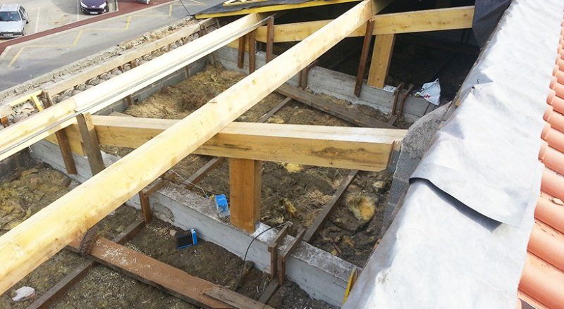 Charpente traditionnelle en bois en cours de réalisation par CEG TOITURE (photo 3)