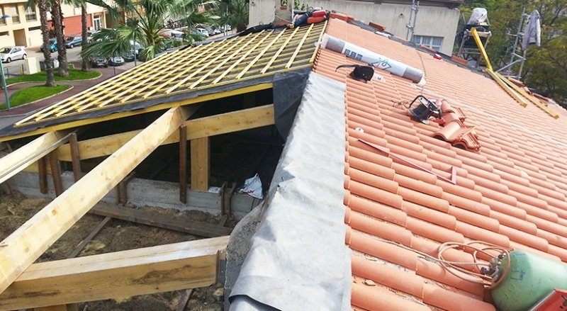 Charpente traditionnelle en bois en cours de réalisation par CEG TOITURE (photo 4)