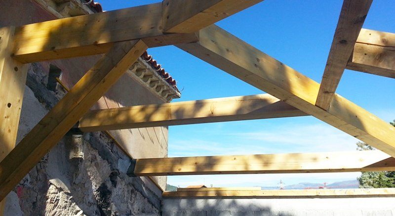 Charpente traditionnelle en bois en cours de réalisation par CEG TOITURE (photo 9)