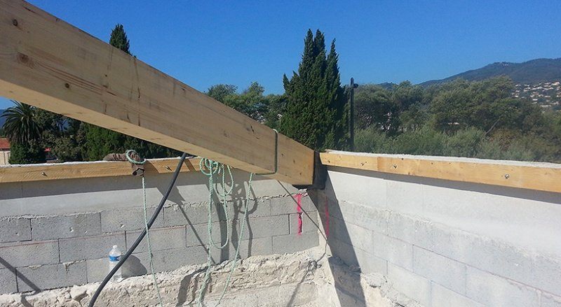 Charpente traditionnelle en bois en cours de réalisation par CEG TOITURE (photo 10)