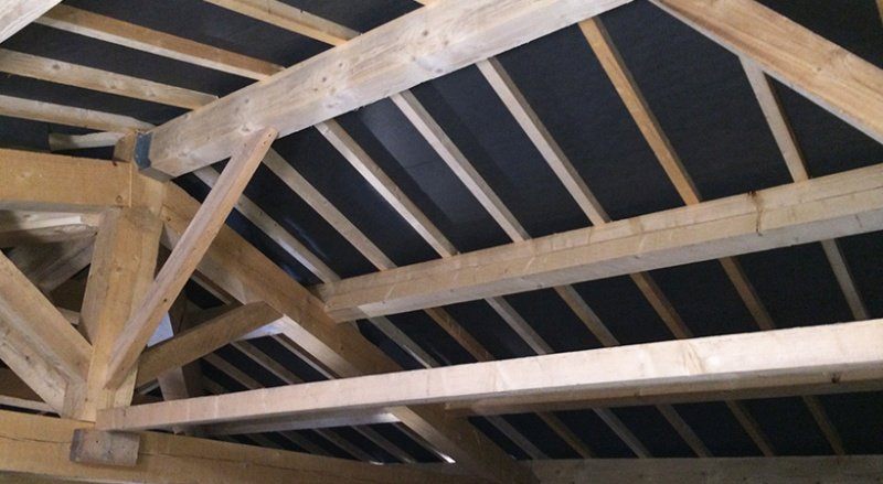 Charpente traditionnelle en bois en cours de réalisation par CEG TOITURE (photo 11)