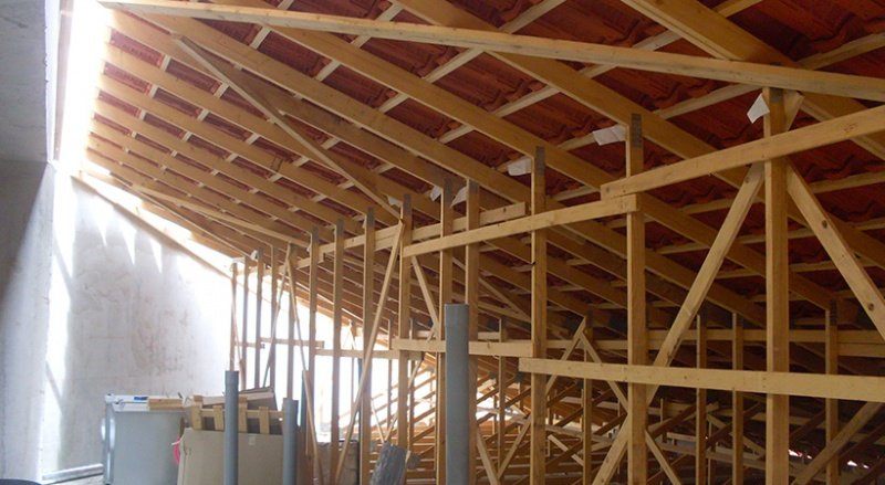Charpente traditionnelle en bois en cours de réalisation par CEG TOITURE (photo 13)