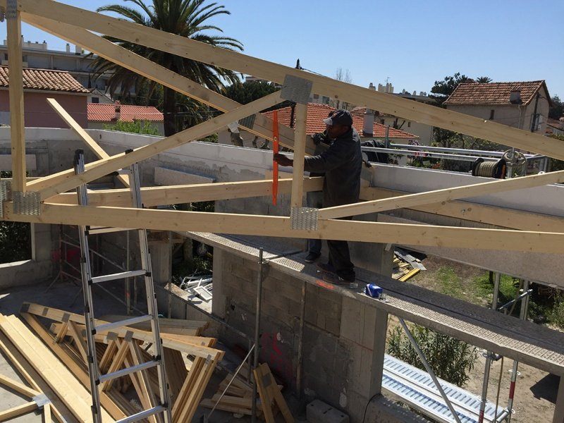 Charpente traditionnelle en bois en cours de réalisation par CEG TOITURE (photo 14)