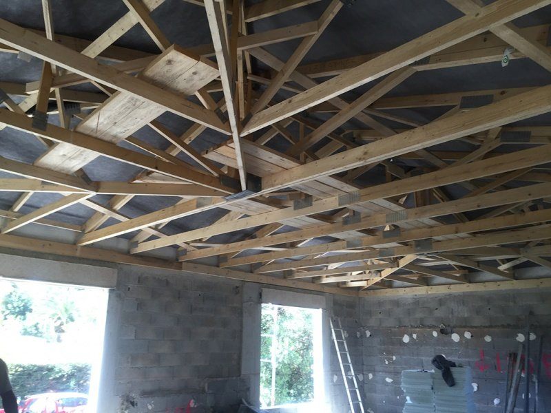 Charpente traditionnelle en bois en cours de réalisation par CEG TOITURE (photo 15)
