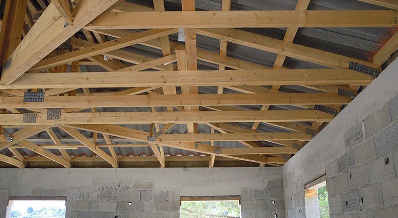 Charpente traditionnelle en bois en cours de réalisation par CEG TOITURE (photo 16)
