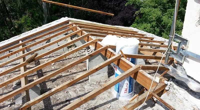 Charpente traditionnelle en bois en cours de réalisation par CEG TOITURE (photo 17)