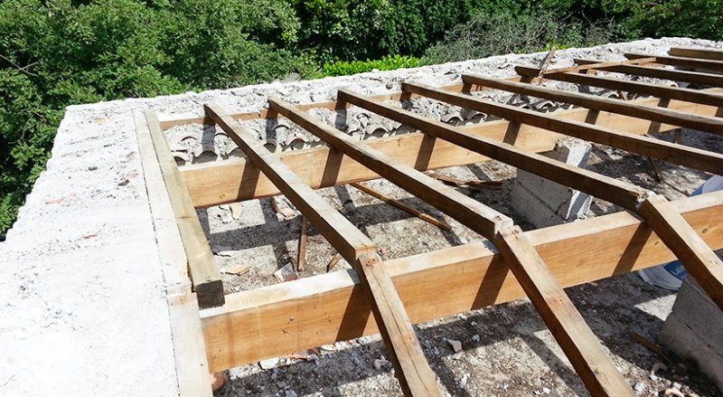 Charpente traditionnelle en bois en cours de réalisation par CEG TOITURE (photo 18)