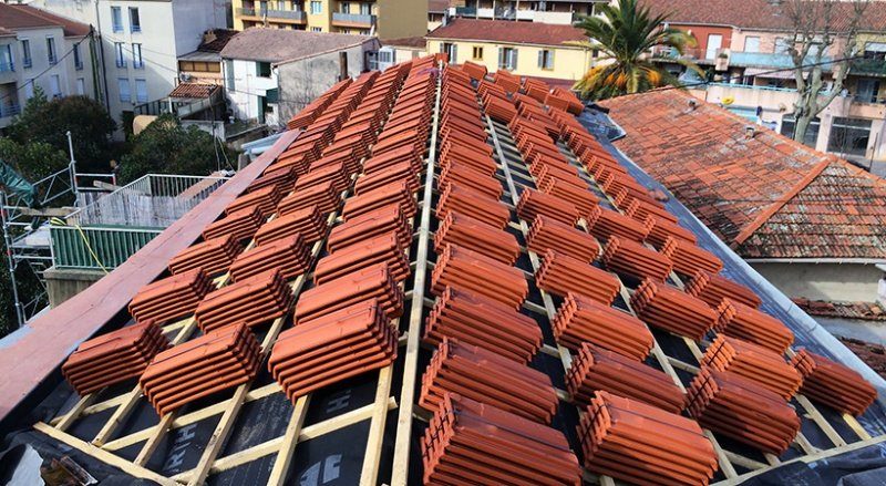 Chantier de couverture en tuiles réalisé par CEG TOITURE dans les Alpes-Maritimes (photo 1)