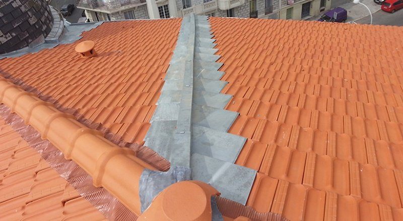 Chantier de couverture en tuiles réalisé par CEG TOITURE dans les Alpes-Maritimes (photo 4)