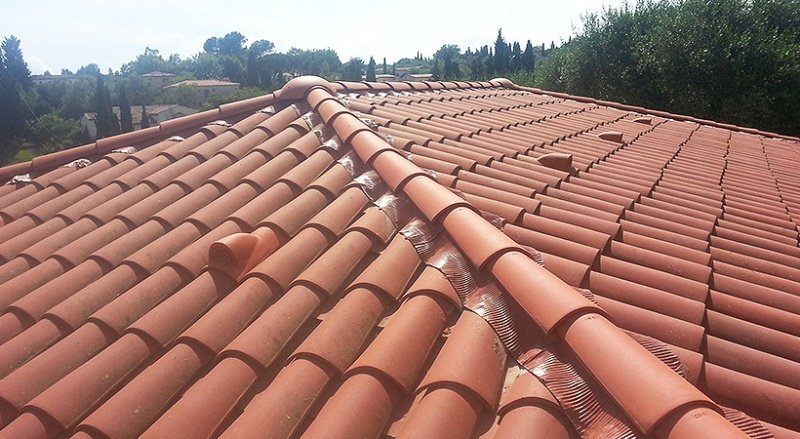 Chantier de couverture en tuiles réalisé par CEG TOITURE dans les Alpes-Maritimes (photo 19)