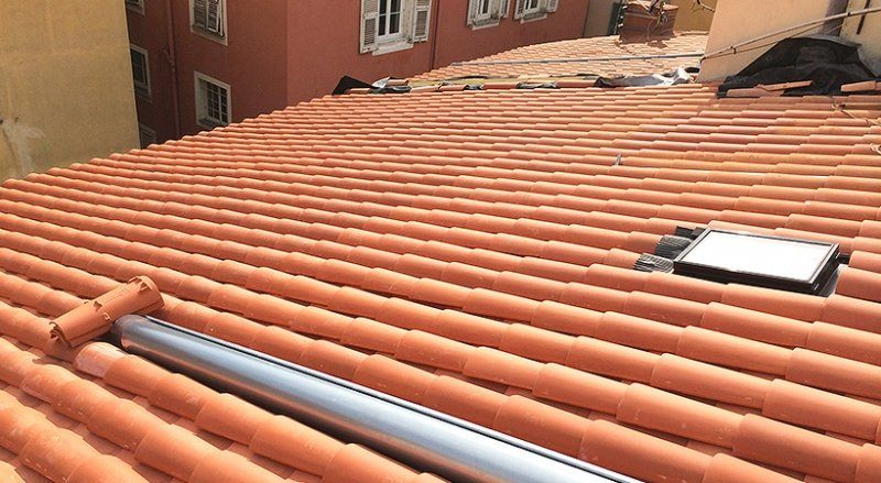Chantier de couverture en tuiles réalisé par CEG TOITURE dans les Alpes-Maritimes (photo 22)