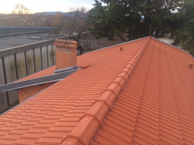 Chantier de couverture en tuiles réalisé par CEG TOITURE dans les Alpes-Maritimes (photo 25)