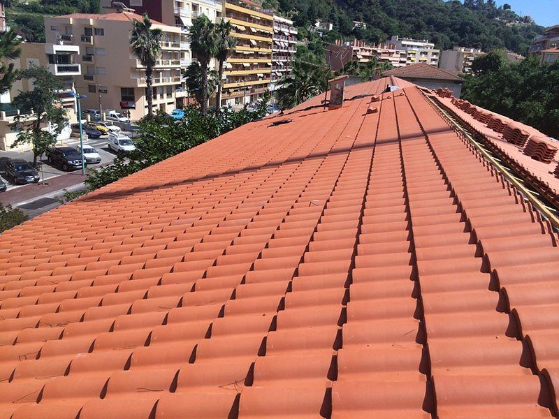 Chantier de couverture en tuiles réalisé par CEG TOITURE dans les Alpes-Maritimes (photo 33)