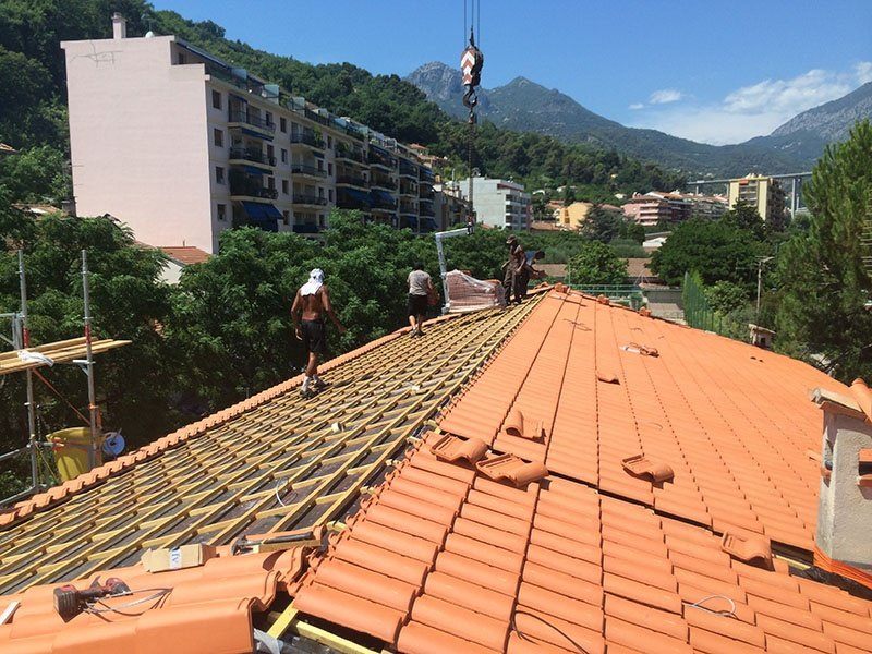 Chantier de couverture en tuiles réalisé par CEG TOITURE dans les Alpes-Maritimes (photo 34)