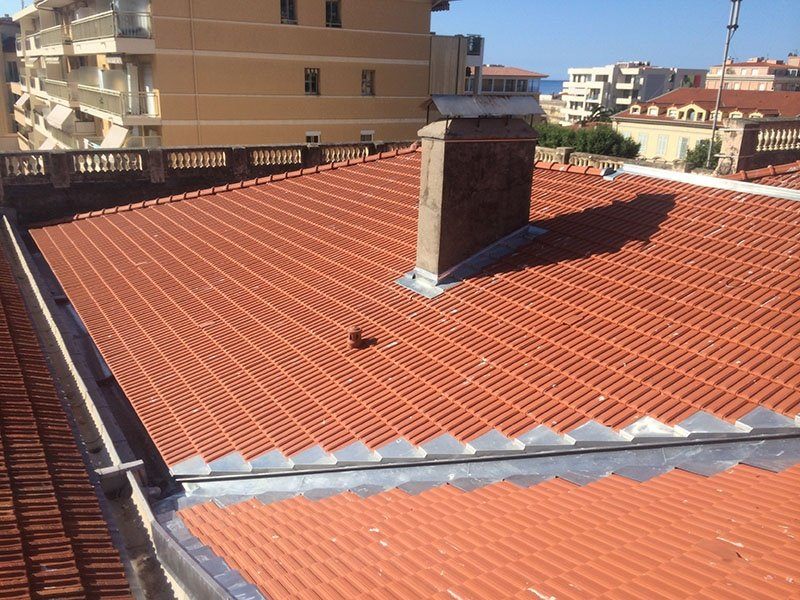 Chantier de couverture en tuiles réalisé par CEG TOITURE dans les Alpes-Maritimes (photo 36)