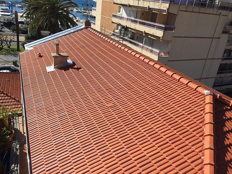 Chantier de couverture en tuiles réalisé par CEG TOITURE dans les Alpes-Maritimes (photo 39)