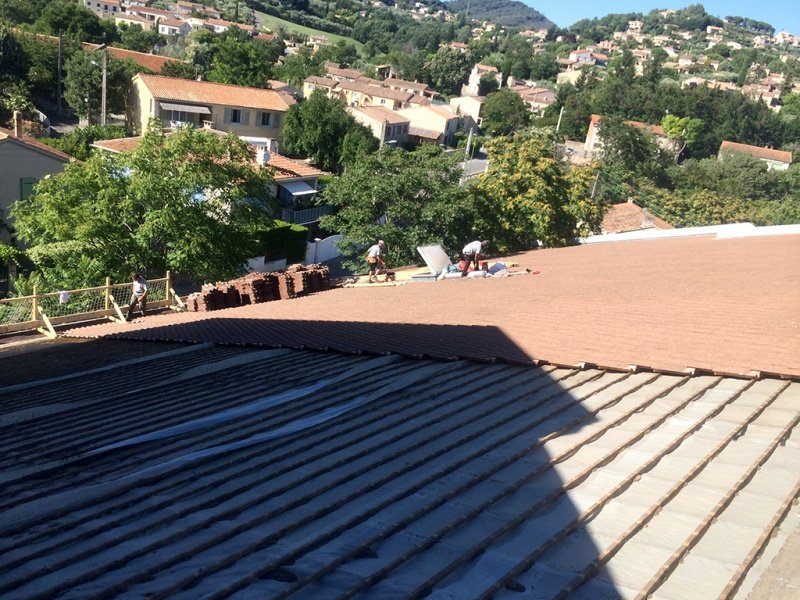 Chantier de couverture en tuiles réalisé par CEG TOITURE dans les Alpes-Maritimes (photo 44)